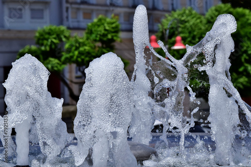 Wasserfontänen eines Springbrunnens am Florianiplatz in Gleisdorf, Steiermark