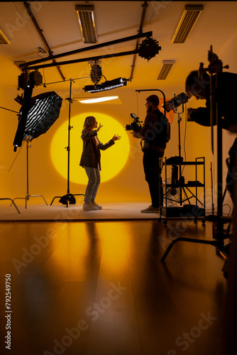 Konstfotografi Videographer capturing footage in a yellow room with a camera