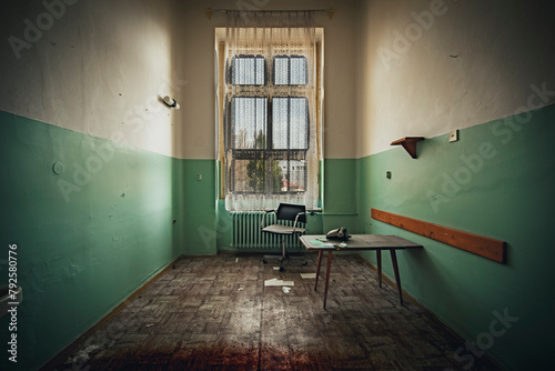 Foto The abandoned old bloody hospital with surgery rooms