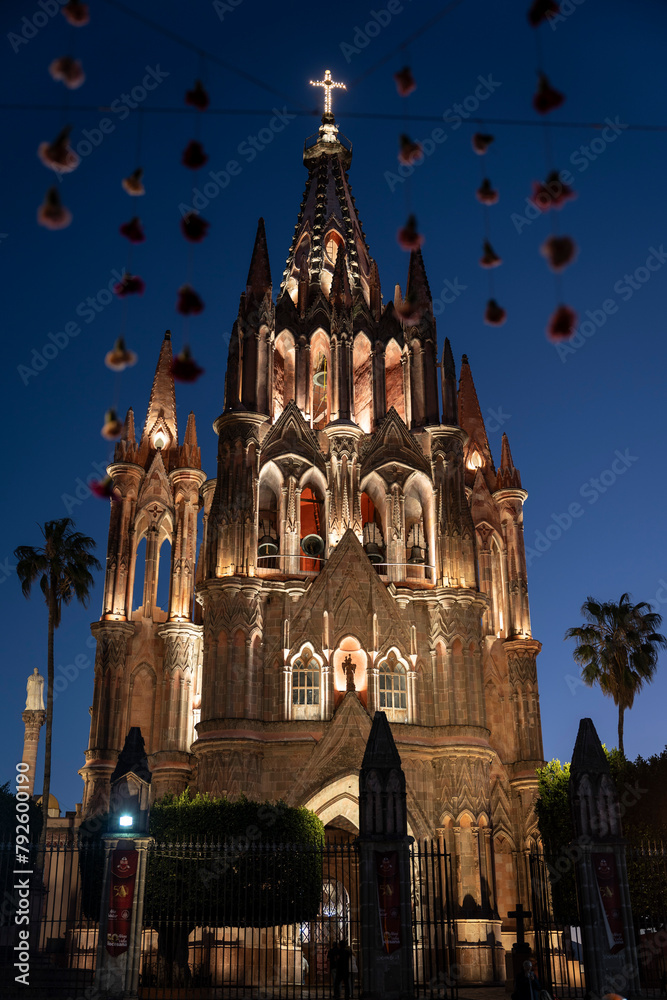 Fototapeta premium Kathedrale Parroquia de San Miguel Arcángel in der blauen Stunde 