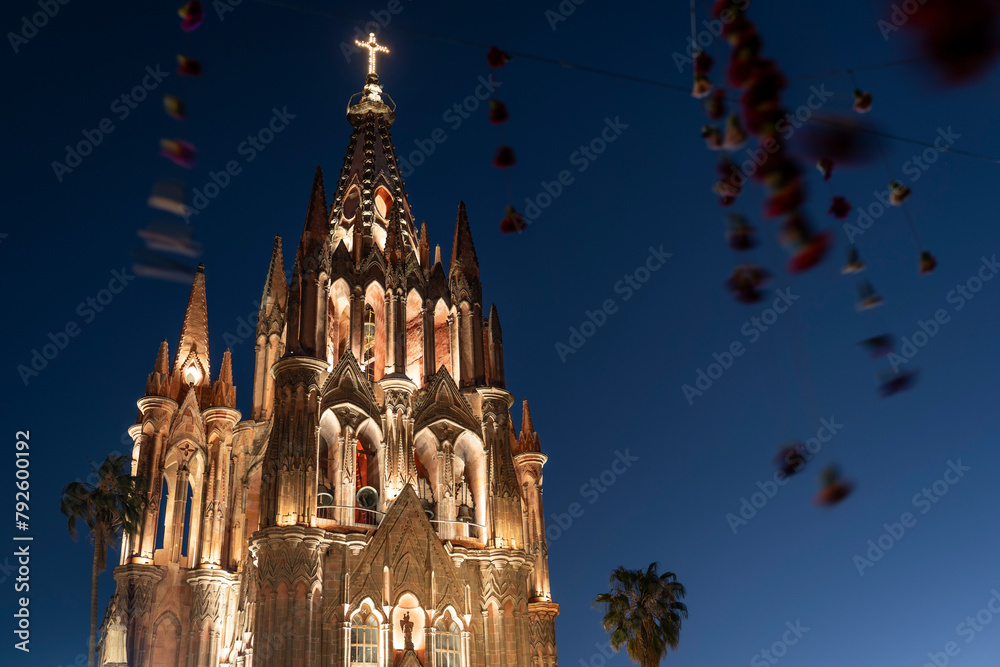 Naklejka premium Kathedrale Parroquia de San Miguel Arcángel in der blauen Stunde 