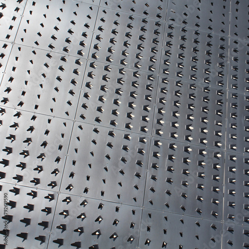 Decorative covering in stamped metal sheets with relief