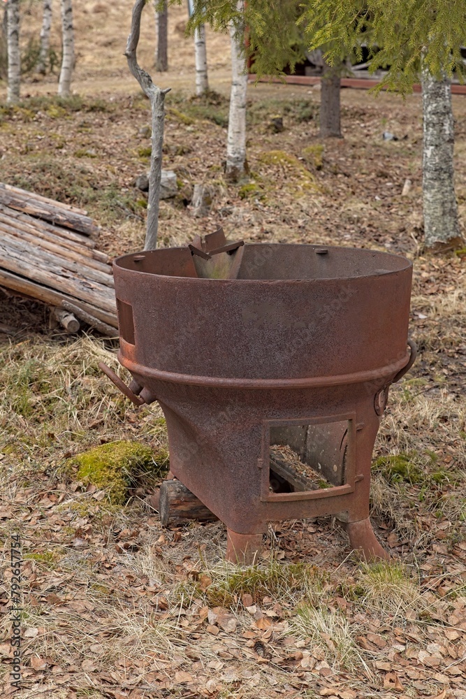 Old wood burning 180 liter stove made by Högfors with parts missing which was used by finnish army during WW2. Old wood burning 180 liter stove made by Högfors with parts missing which was used by finnish army during WW2.