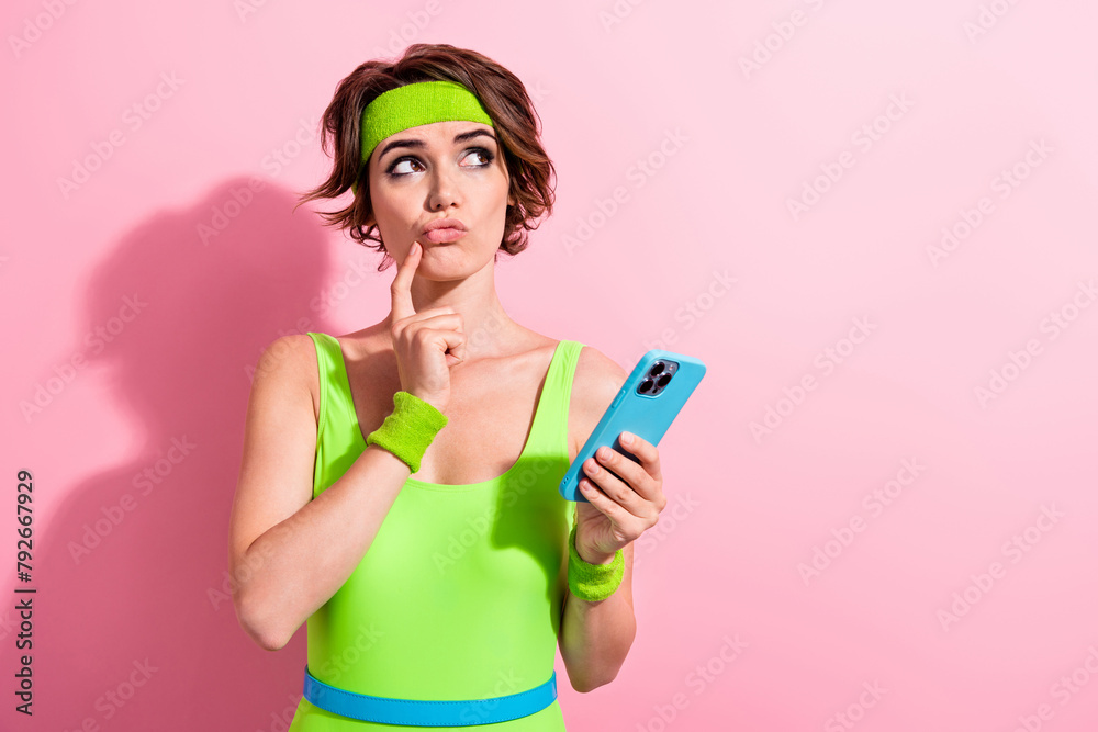 Obraz premium Photo of doubtful unsure woman dressed neon sporty bodysuit finger lips texting modern device empty space isolated pink color background
