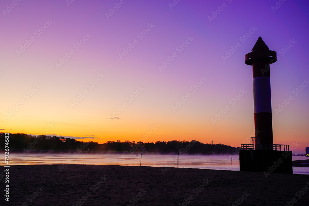 Leuchtturm am Weserstrand in Berne bei Sonnenaufgang, Julius Plate. Leuchtturm am Weserstrand in Berne bei Sonnenaufgang, Julius Plate.