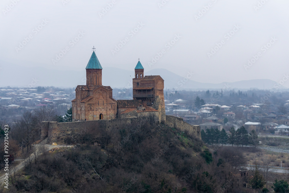 Obraz premium Gremi, the royal citadel and the Church of the Archangels. View of the mountains and village from a nearby hill.