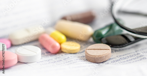 Tablets and glasses. Using medicine pills, patient information leaflet. Medication use guide © Baurzhan I