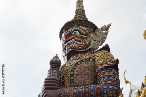 タイの寺院や仏堂を守る 巨大な鬼の像「ヤック」
