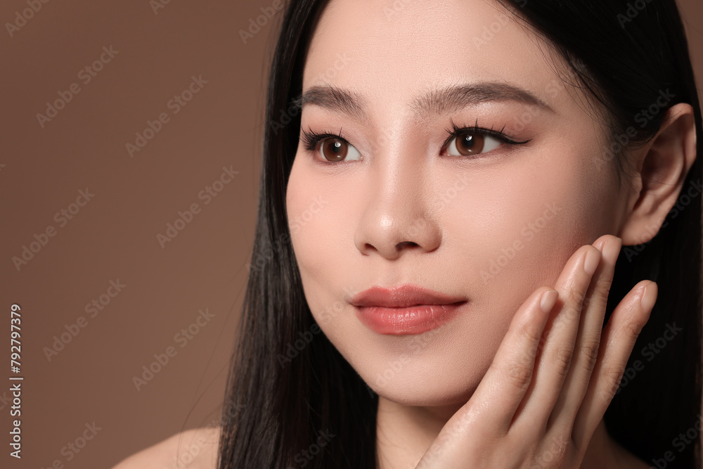 Obraz premium Portrait of beautiful woman on brown background