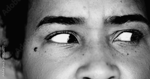 Foto One paranoid worried young black woman macro close-up eyes looking sideways with