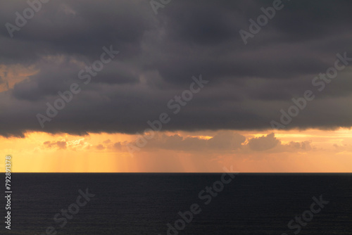 Alba in mezzo al mare con cattivo tempo photo