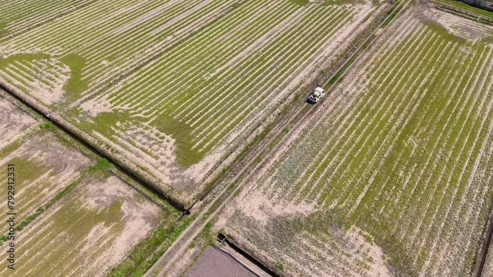 農業　イメージ　農道を走る軽トラック　ドローン空撮