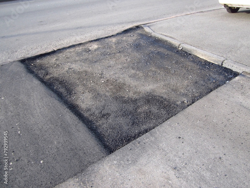 Foto Asphalt pothole road patching repair, rectangular new asphalt patch street renewal