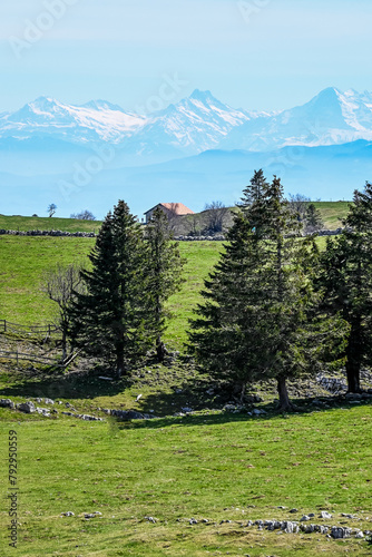 Creux du Van, Val-de-Travers, Noiraigue, Felsenarena, Felsen, Wanderweg, Aussichtspunkt, Panorama, Alpen, Areuse-Schlucht, Neuenburg, Waadt, Jura, Frühling, Schweiz photo