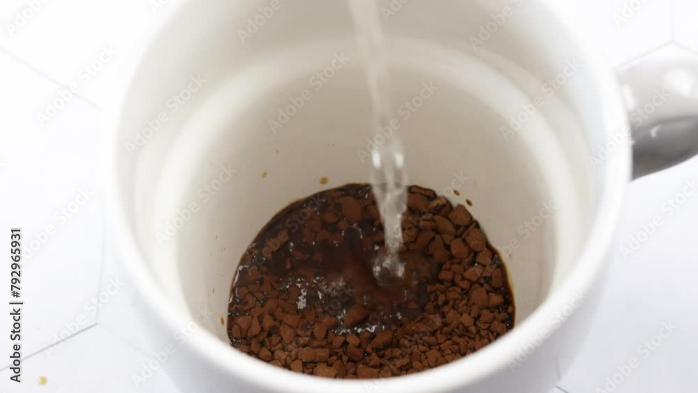 eau versée dans une tasse de café soluble.