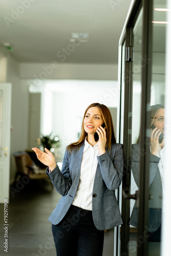 Confident businesswoman eng...