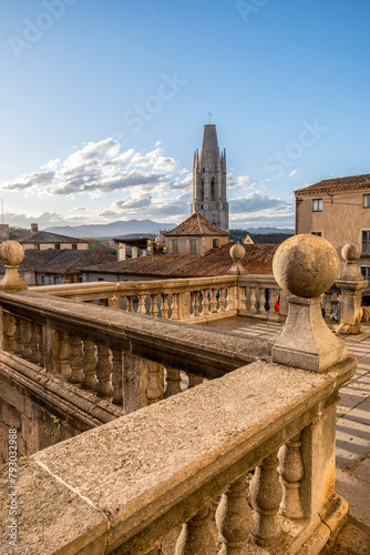 Vistas desde la Catedral de Girona a la Basílica de Sant Feliu en ciudad de Gerona, Cataluña