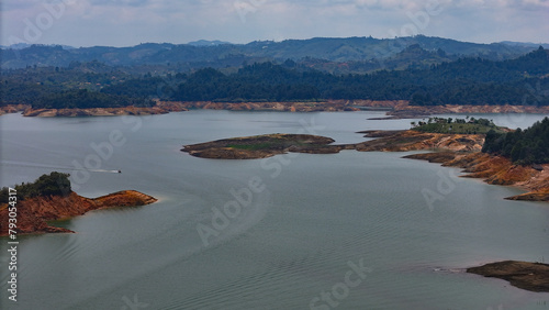 Foto aérea tomada en la represa de Guatapé, se observa el bajo nivel del agua, debido a la sequía producida por el fenómeno del Niño