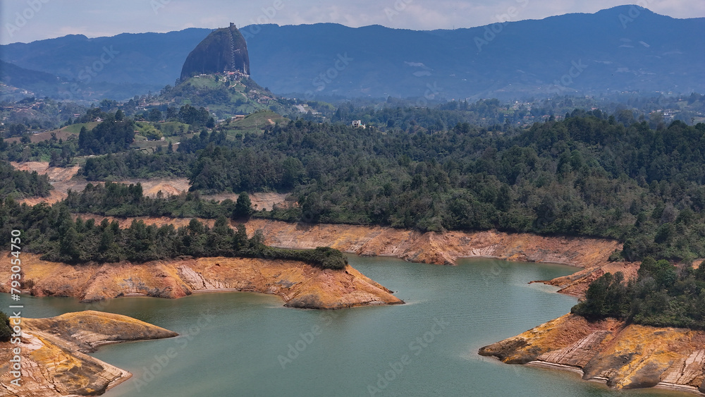 Foto aérea tomada en la represa de Guatapé, se observa el bajo nivel del agua, debido a la sequía producida por el fenómeno del Niño