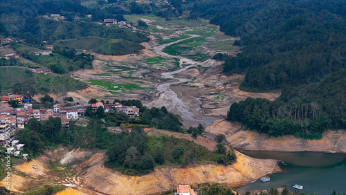 Foto aérea tomada en la represa de Guatapé, se observa el bajo nivel del agua, debido a la sequía producida por el fenómeno del Niño
