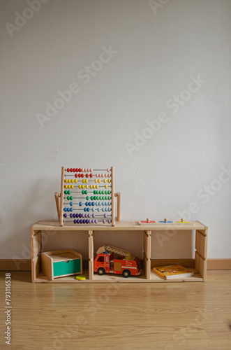 Meuble de rangement jouet dans une chambre Montessori pour enfant