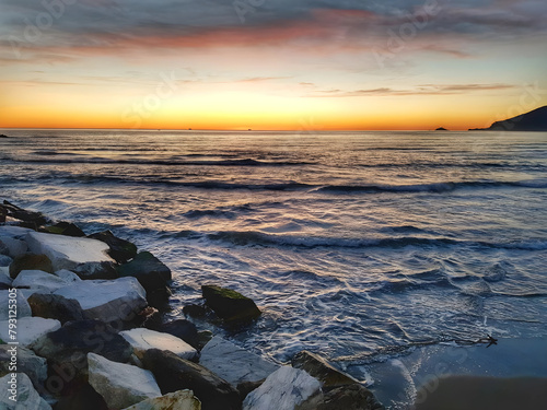 Tramonto tra roccia e mare