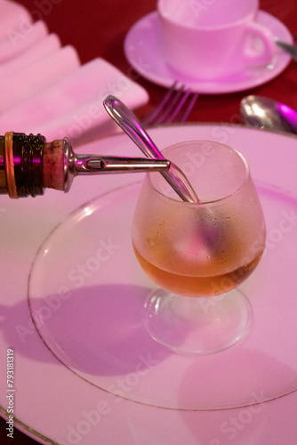 verre de digestif servit photo