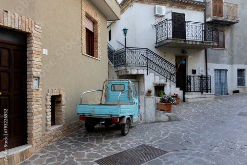 Chissà quante strade, chissà quante storie.
Montesilvano Colle, Abruzzo, Italia..