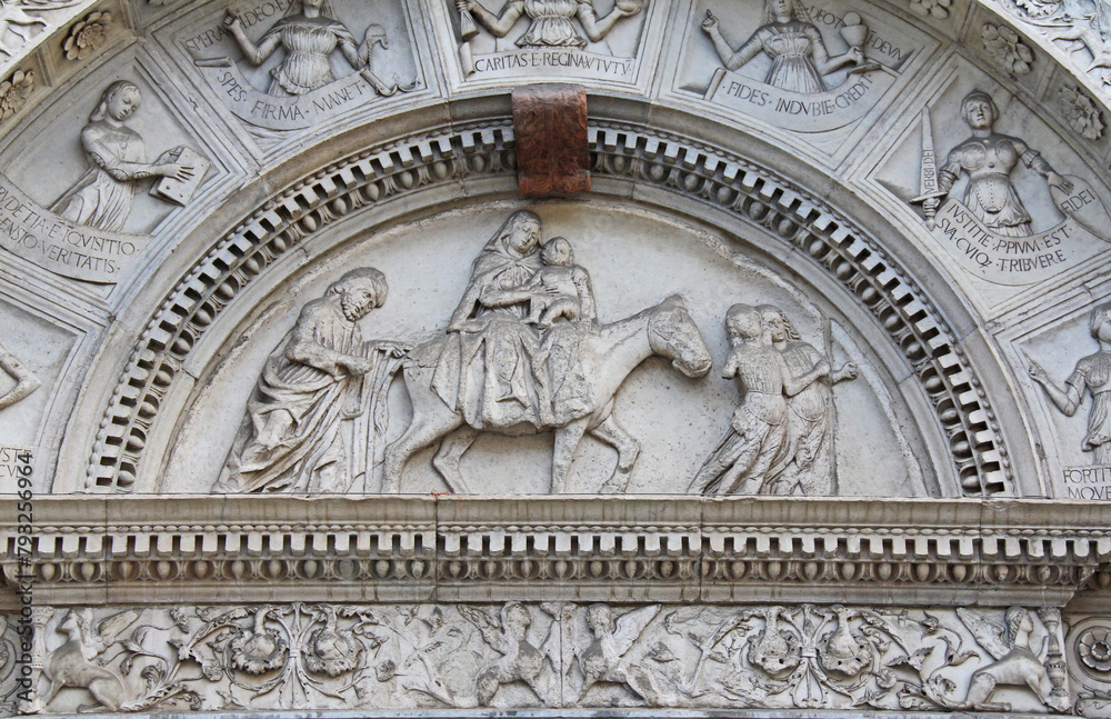 fuga in Egitto; scultura nella lunetta del portale meridionale del Duomo di Como