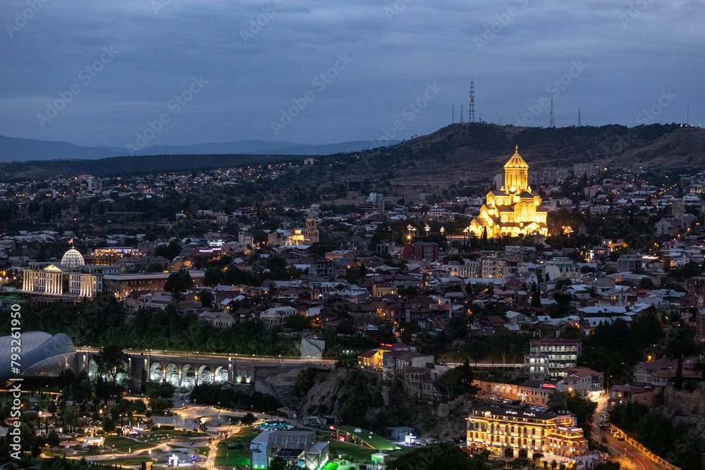 Tiflis bei Nacht mit Blick auf Kirche / Tbilisi at night with a view of a church