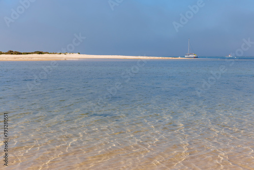 Un voilier près de la plage de l'ile d'Armona dans la région de l'Algarve au Portugal photo