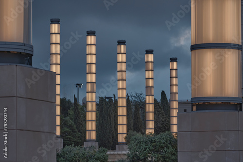 Columnas de luz dorada en la hora azul en Montjuic, en Barcelona, España.
