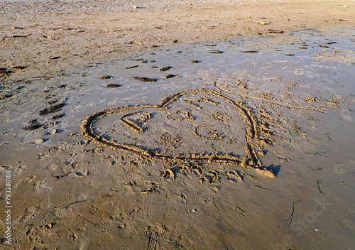 Cuore disegnato sulla sabbia in riva al mare, primo piano della foto 1413