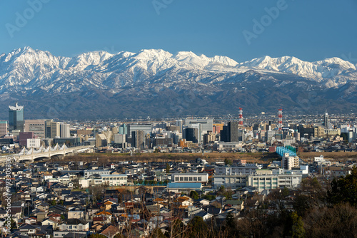呉羽山展望台から富山市街地と剱岳立山連峰一望