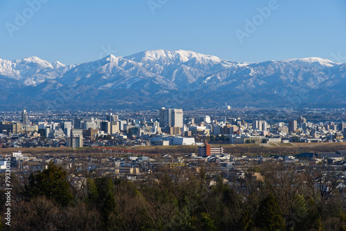 呉羽山展望台から富山市街地と薬師岳一望