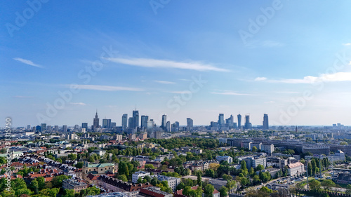 Warszawa, panorama miasta, niebieskie niebo i delikatne chmury © hunter76