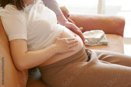 妊娠中の女性とそれを優しく見守る男性 photo