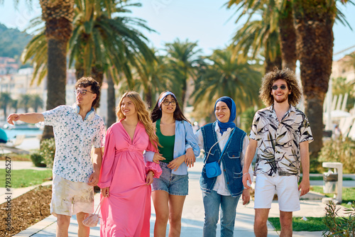 A diverse group of tourists, dressed in summer attire, strolls through the tourist city with wide smiles, enjoying their sightseeing adventure © Minet