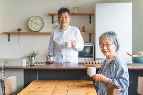 家のキッチンでコーヒーをいれる高齢者男性と高齢者女性（老夫婦）
 photo