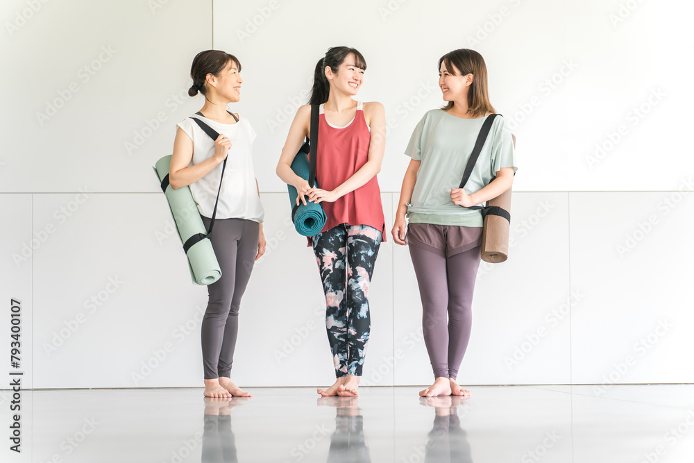 Fototapeta premium ヨガ教室に通う女友達・ママ友・インストラクター（ダイエット・ワーク運動・トレーニング・フィットネス） 