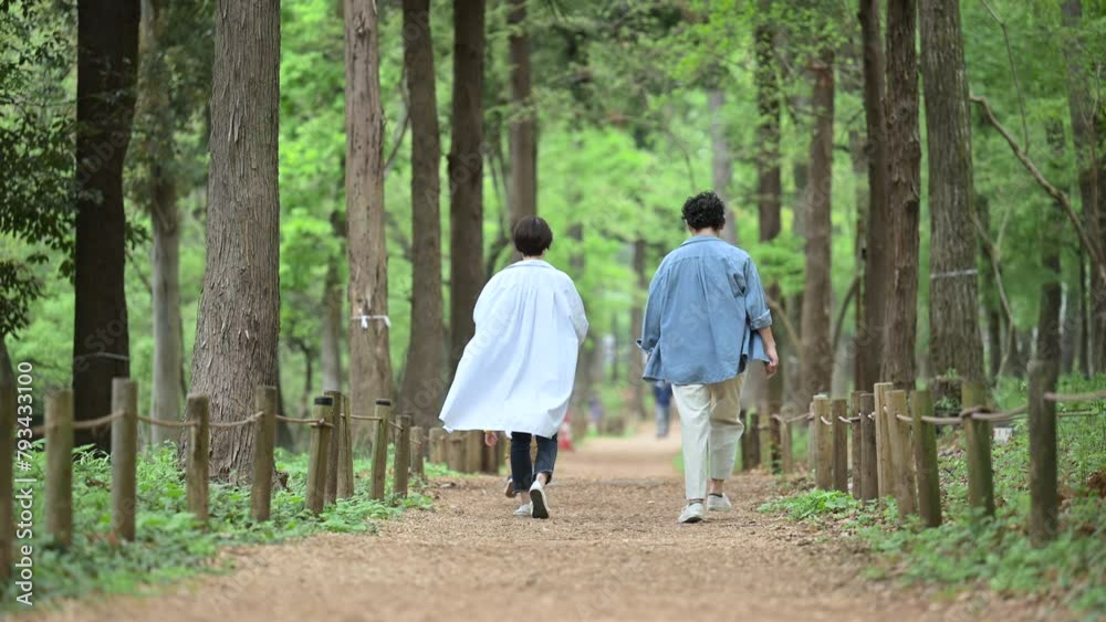 新緑や美しい緑を笑顔で手を繋いで仲良く歩く家族 保険やレジャーお出かけのイメージ 走る動画 新緑や美しい緑を笑顔で手を繋いで仲良く歩く家族 保険やレジャーお出かけのイメージ 走る動画