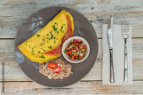 omelet con pico de gallo ensalada en mexico