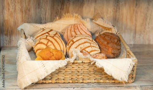 Pan dulce mexicano bollaría en cesta cuadrada 