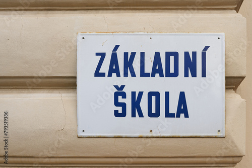 Schild mit der tschechischen Aufschrift Zakladni Skola, Grundschule in der Innenstadt von Prag 