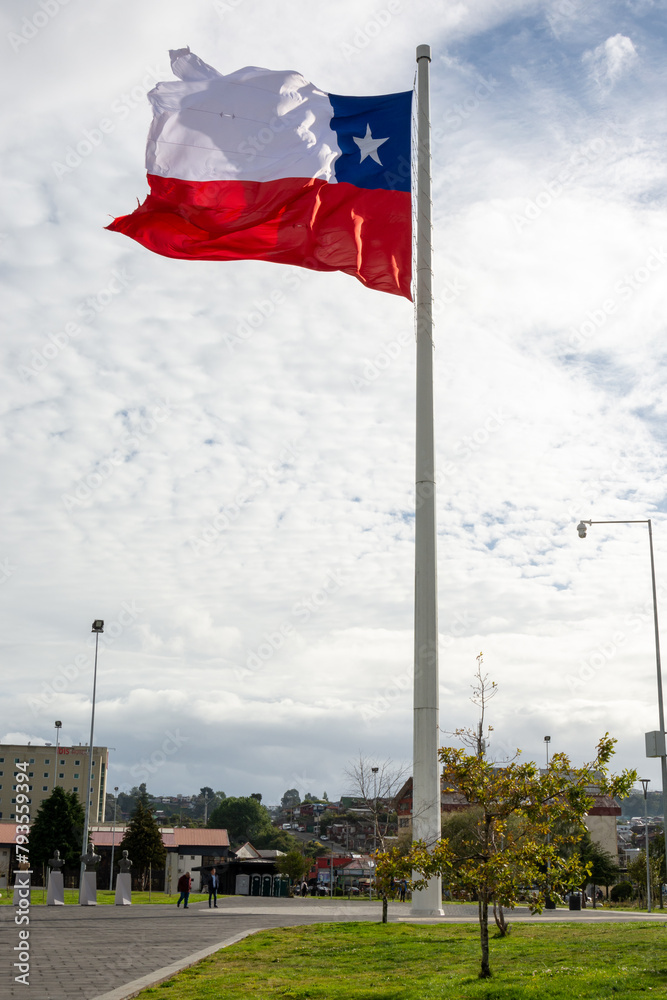 Φωτογραφία Bandera Chilena flameando al viento en Puerto Montt, Chile