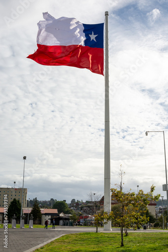 Bandera Chilena flameando al viento en Puerto Montt, Chile