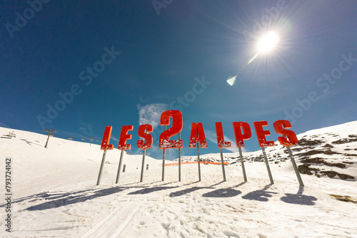 Fotografia Town in the alps mountains during sunset