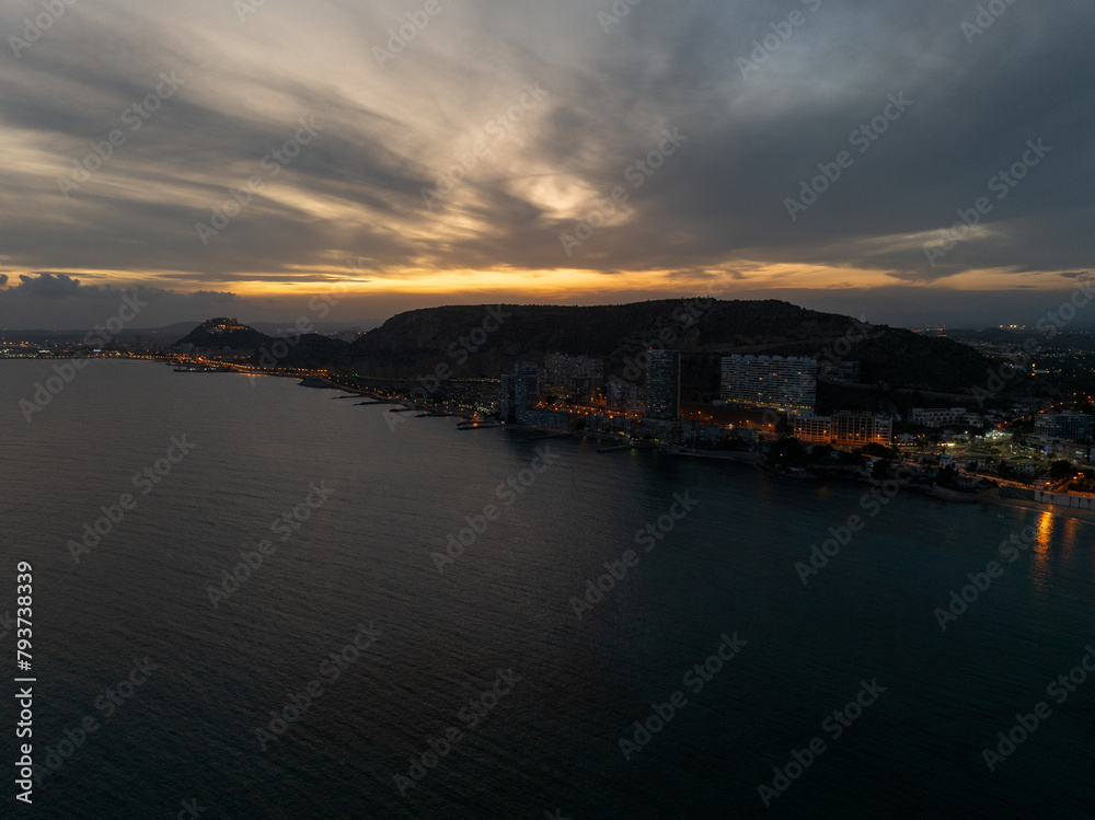 Vista panoramica a vista de drone de la playa de san juan en Alicante