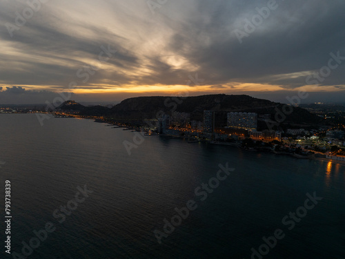 Vista panoramica a vista de drone de la playa de san juan en Alicante