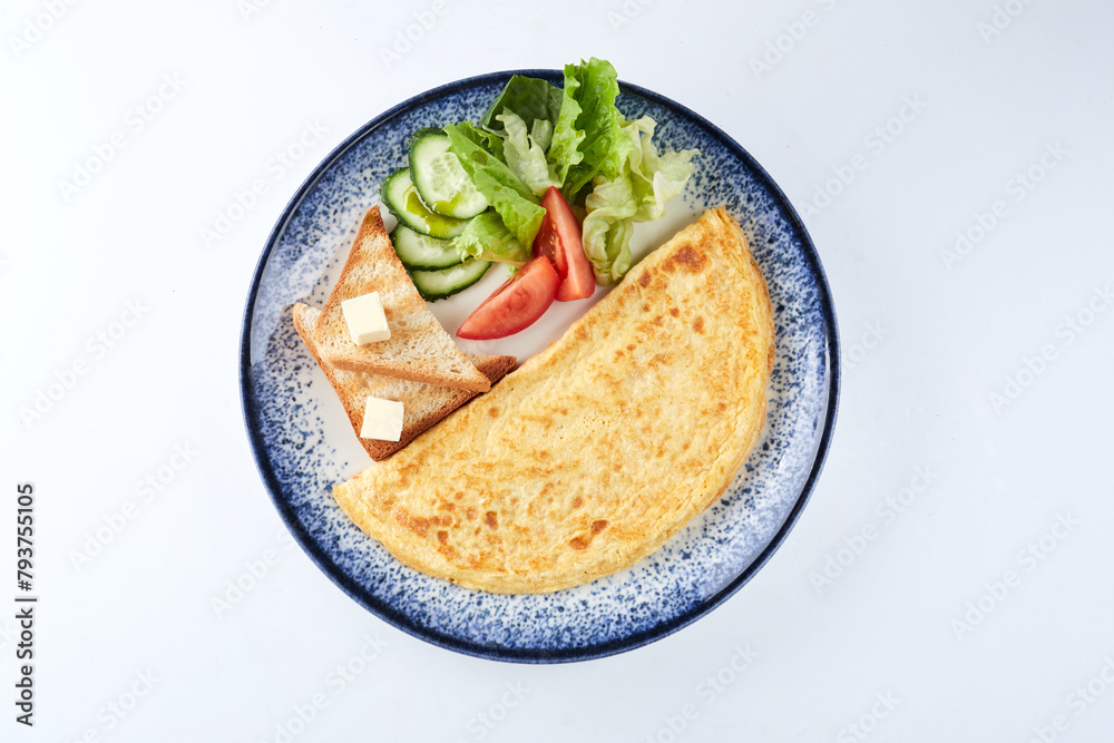 omelet with fresh vegetables and toasts